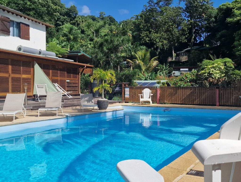 Piscine des écolodges Les Bananes Vertes à Saint-Claude, au pied de la Soufrière