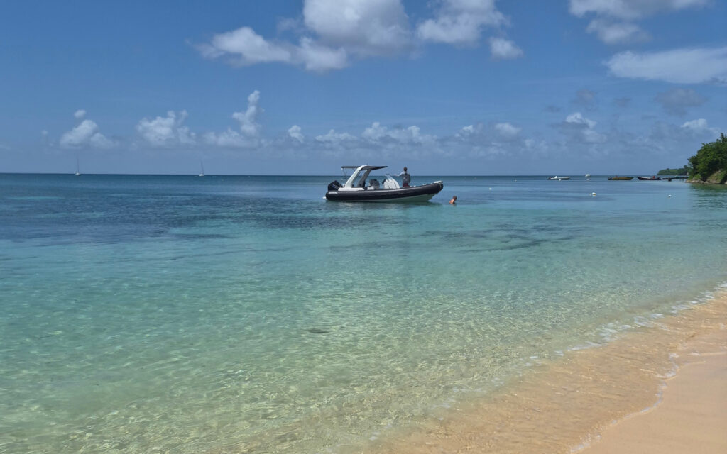 Soléa au mouillage dans une eau translucide de Marie-Galante
